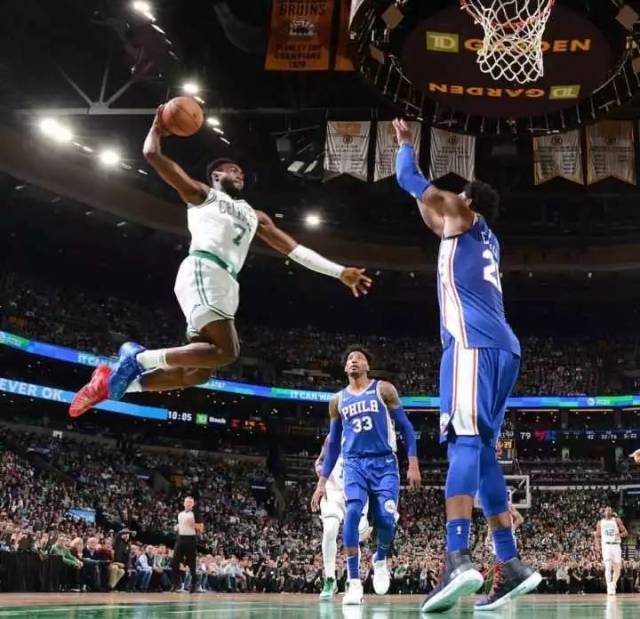 不仅归功于 不仅归功于